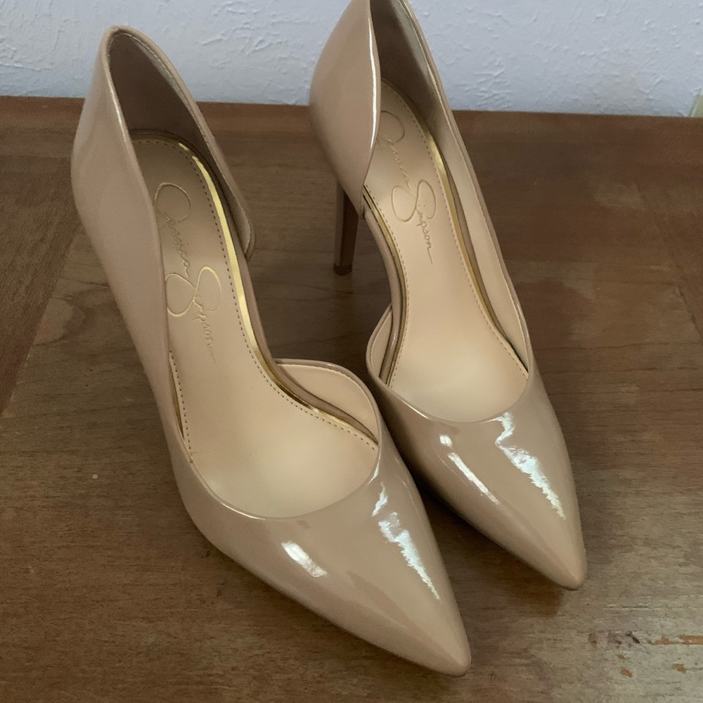 Nude heels pump